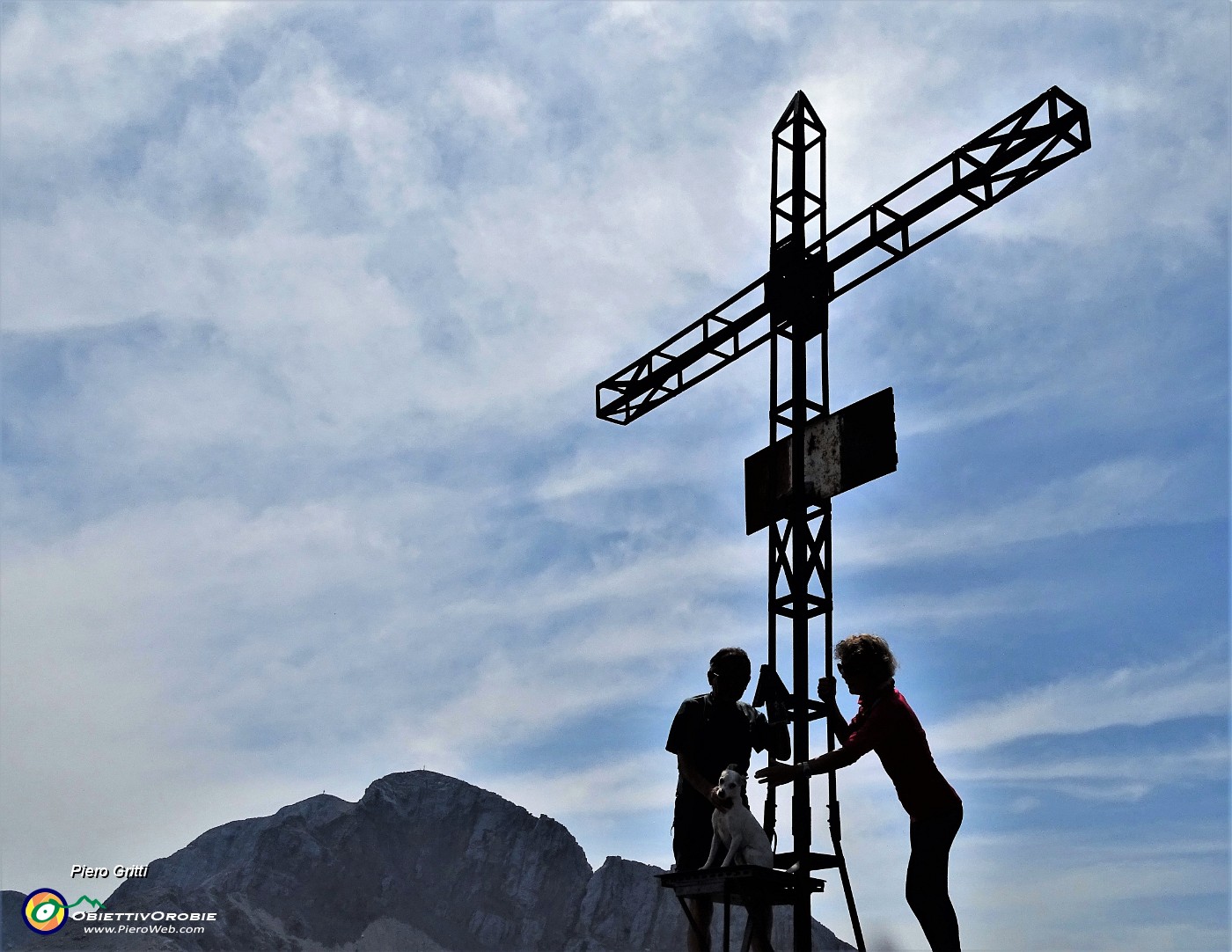 40 Alla croce di vetta della Corna Piana (2302 m) con vista in Arera.JPG -                                